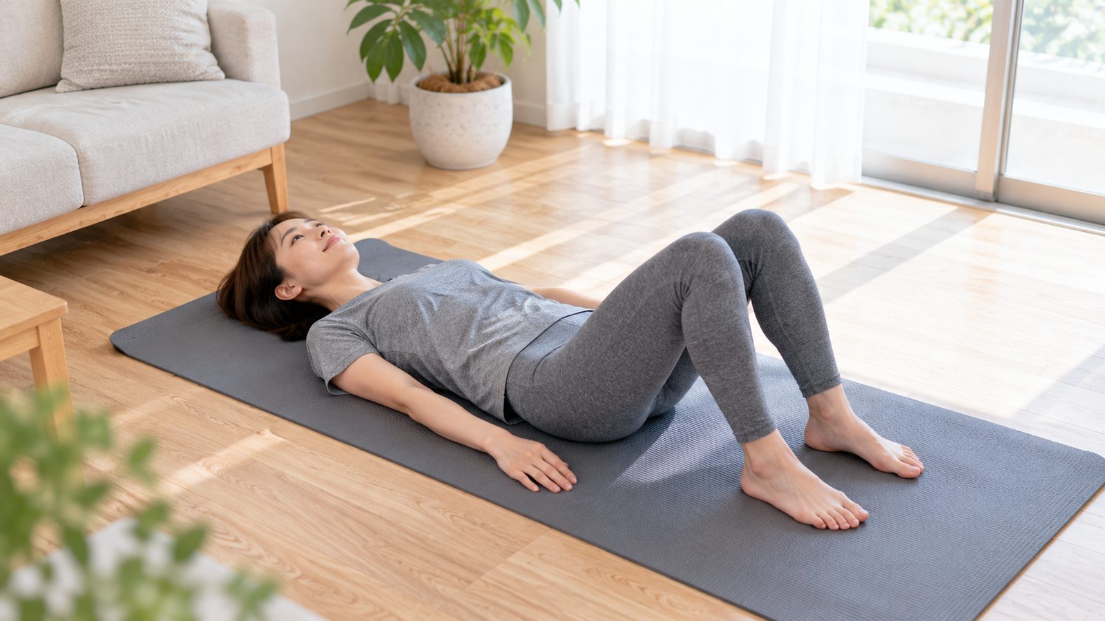 自宅で腰のストレッチをする女性