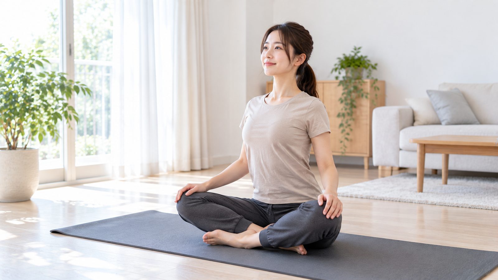 自宅で姿勢を整えるストレッチをする女性