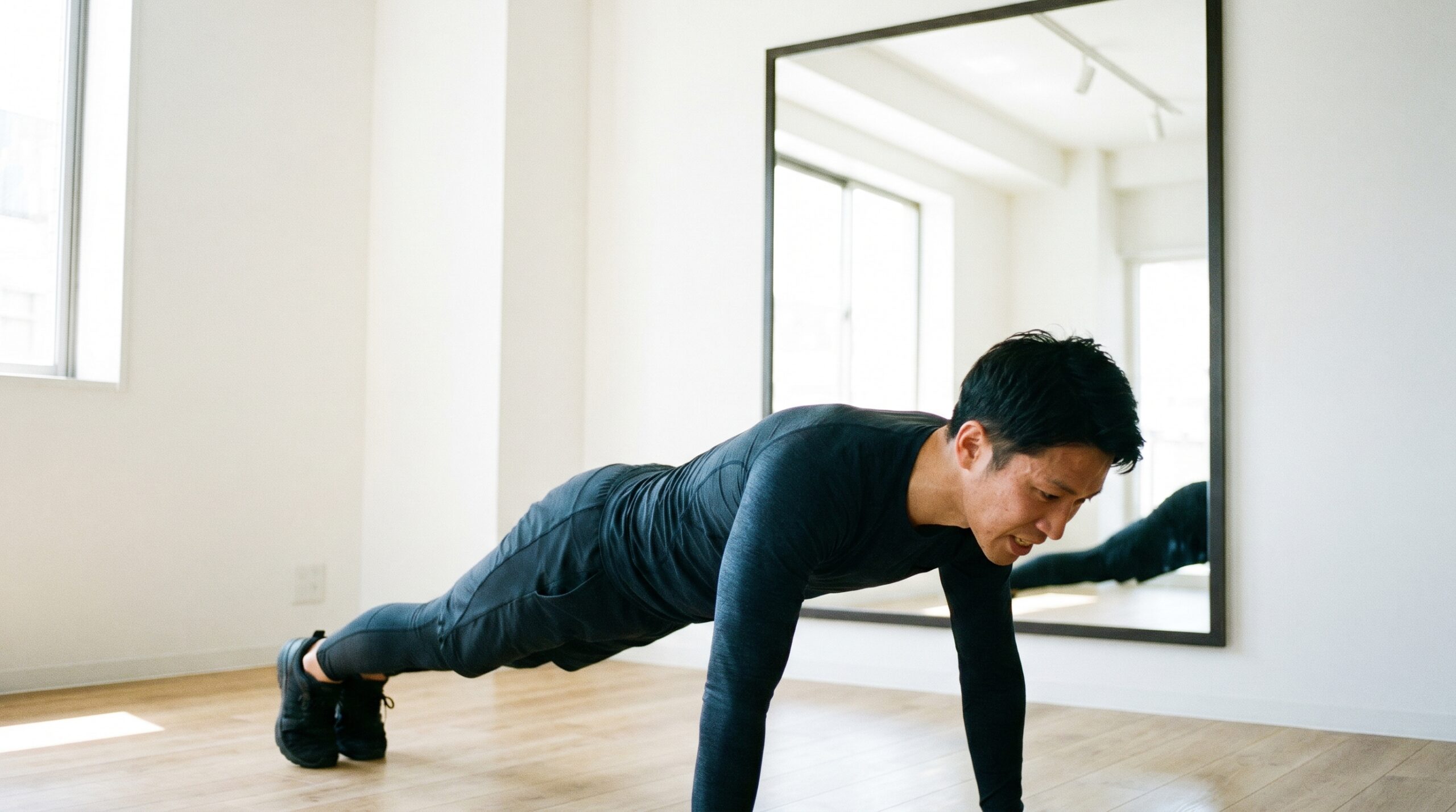 バーピーを行う日本人男性