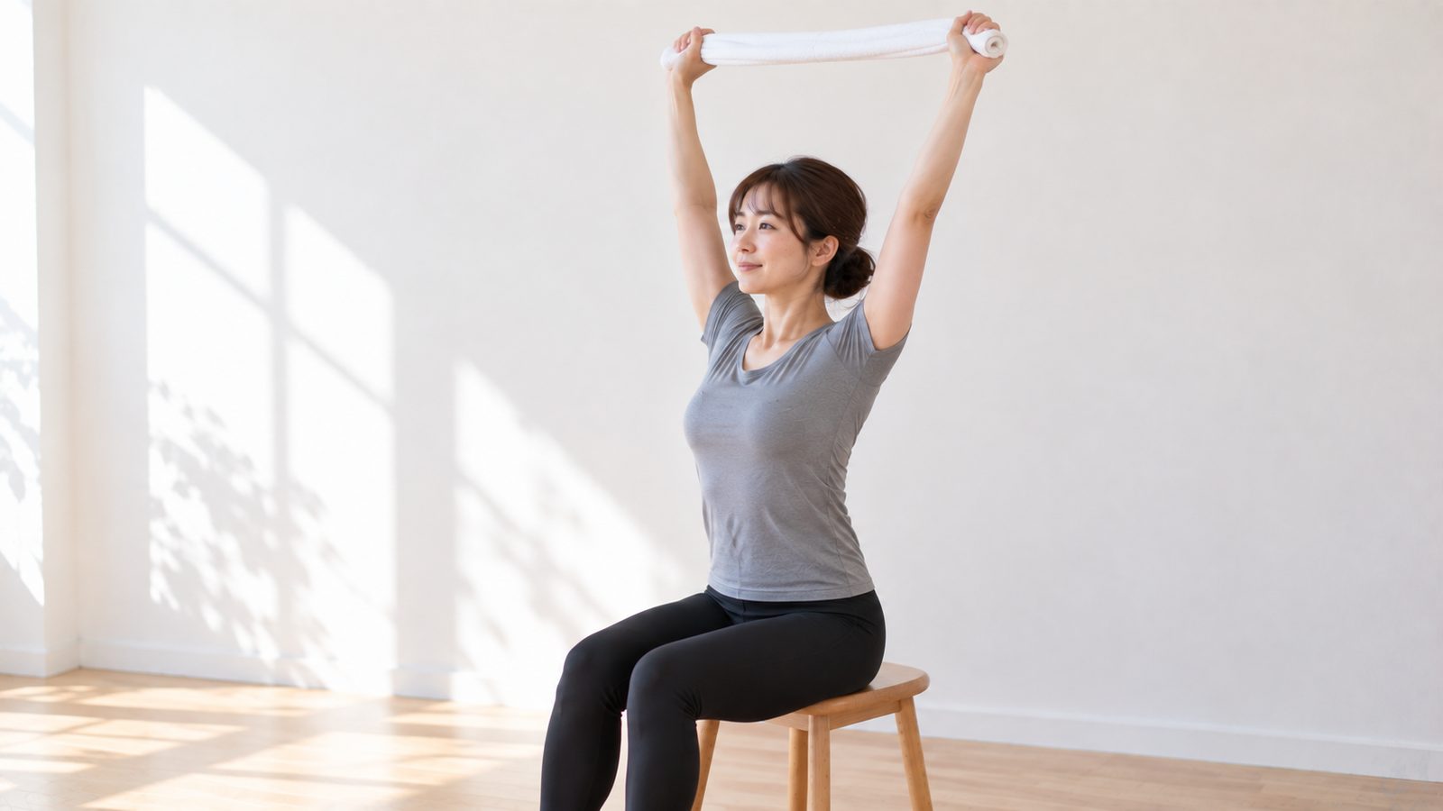 タオルを使って肩甲骨を動かすストレッチ