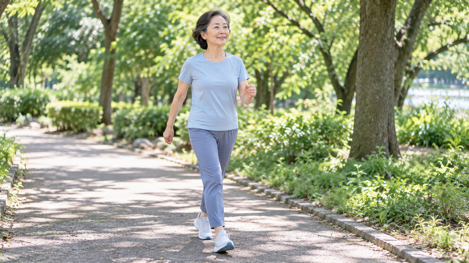 ウォーキングをする60代の女性