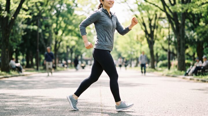 ウォーキングダイエットで効果的に歩く女性